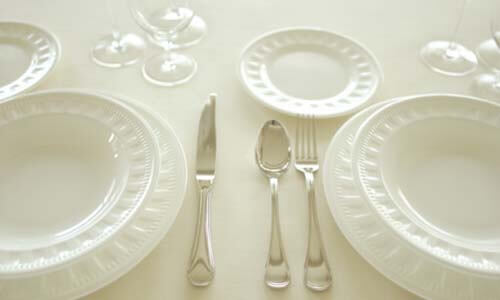 https://www.etiquettescholar.com/images/dining_etiquette/table_setting/utensils%20500x300.jpg